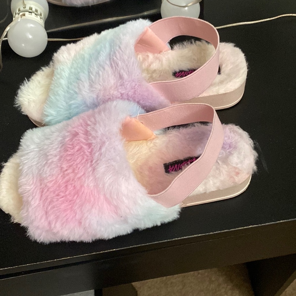 unicorn slippers, size 6 from fashion nova, never used them